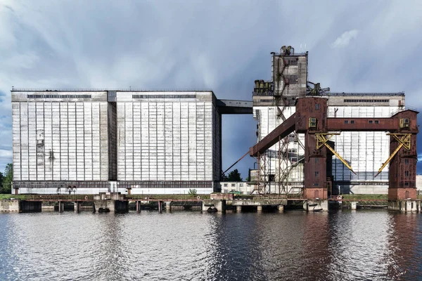 Den Gamla Rostiga Ladan Utformad För Att Förvara Och Skeppa — Stockfoto