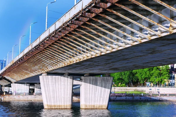 Paslı köprü yapıları. modern beton köprü perspektifi.