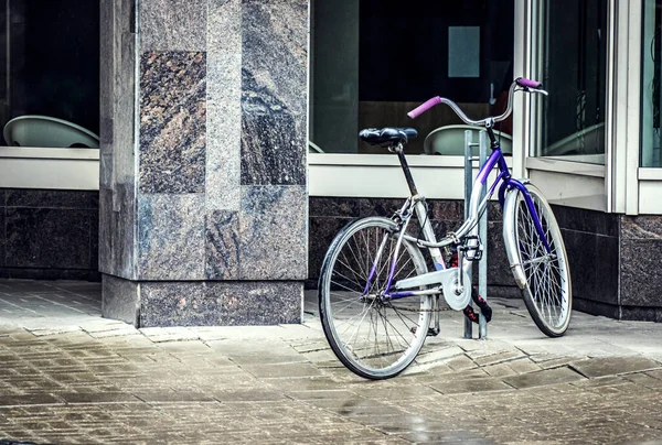 Moderna Bicicletta Parcheggiata Fuori Edificio Uffici Con Tempo Nuvoloso — Foto Stock