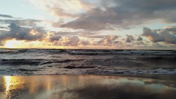 一场风暴中的波罗的海海岸 夕阳西下 柔和的金色阳光 明亮的云彩 — 图库视频影像