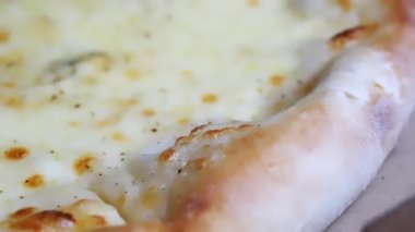 Yeni pişmiş bir pizzanın yüzeyi. Kalın peynirli pizza..