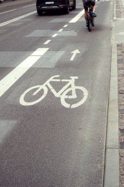 Bisiklet yol işaretleri ve diğer yol işaretleri. Bisikletçi yolda gidiyor..