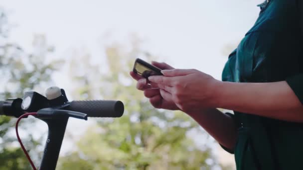 Donna Che Utilizza Smart Phone Pagare Affitto Scooter Elettrico Mentre — Video Stock