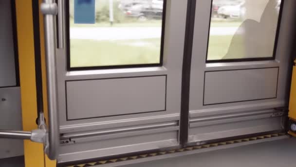 Tramvajové Dveře Pohled Zevnitř Dveře Veřejné Dopravy Během Pohybu — Stock video