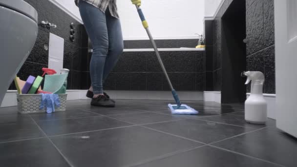 Hausfrau Handschuhen Wäscht Den Fußboden Badezimmer Mit Einem Wischmopp — Stockvideo