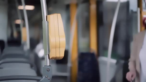 Żółty Skaner Biletów Tramwaju Lub Autobusie Bilet Elektroniczny Dla Kobiet — Wideo stockowe