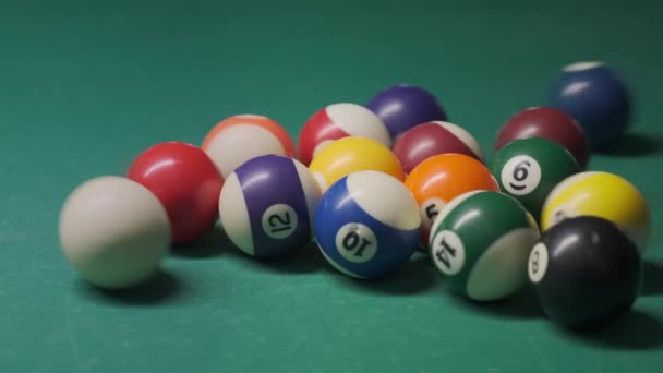 Der Cue Ball Bricht Mit Abgeteilten Kugeln Billard Spiel Auf — Stockvideo