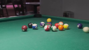 Yeşil bir bilardo masası örtüsünün üzerindeki bilardo oyununda ilk ıska. bilardo oyunu.
