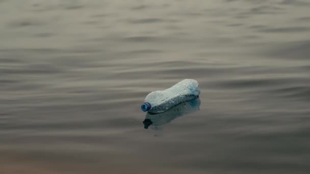 Пластиковая Бутылка Плавает Поверхности Воды Люди Выбрасывают Мусор Пляж — стоковое видео