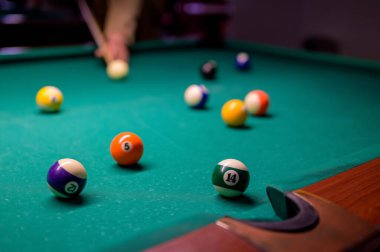 Cebindeki bilardo masasının üzerinde numaralar olan renkli bilardo topları..