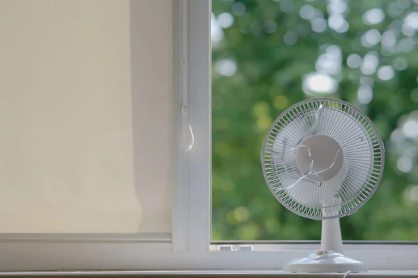 Çalışan Bir Hayran Sıcak Bir Yaz Gününde Açık Bir Pencerenin — Stok fotoğraf