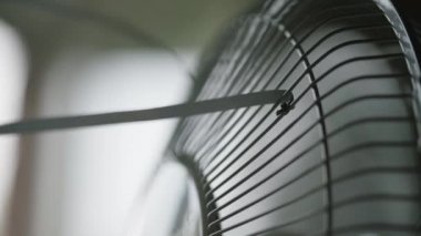 Modern bir yelpazeye bağlanmış ve rüzgarda sallanan bir kurdelenin yakın çekimi..