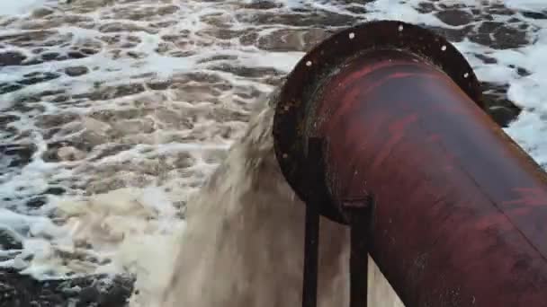 Esgoto Industrial Sujo Descarregado Tubo Rio Poluição Ambiental — Vídeo de Stock