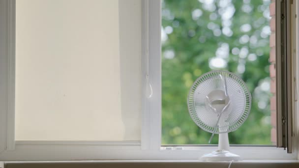 Moderner Elektrischer Ventilator Auf Der Fensterbank Bei Offenem Fenster Während — Stockvideo