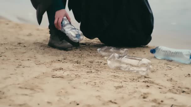 Volunteer Collects Empty Plastic Bottles Scattered Seashore Environmental Pollution — Stock video
