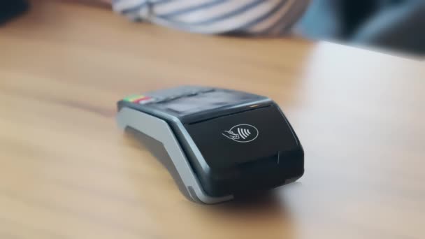Πελάτης Χρησιμοποιεί Μια Πιστωτική Κάρτα Για Πληρώσει Τον Ιδιοκτήτη Ένα — Αρχείο Βίντεο