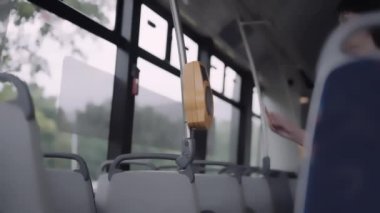 Bir kadın, bir tramvayda veya otobüste toplu taşıma için banka kartıyla temas kurmadan ödeme yapar..