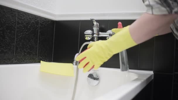 Cleaning Lady Cleans Chrome Faucet Bathroom House Cleaning — Vídeo de Stock