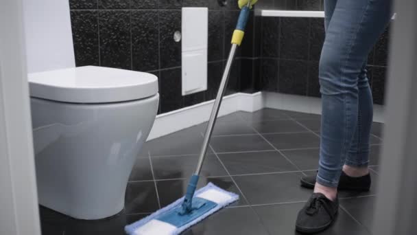 Een Schoonmaakster Gele Handschoenen Wast Vloer Het Toilet Huisreiniging — Stockvideo