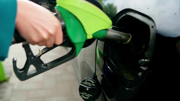 Жінка Вставляє Пістолет Бак Щоб Заповнити Машину Бензин Дизель — стокове відео