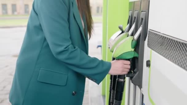 Business Woman Inserts Pistol Tank Fill Car Gasoline Diesel Gas — Stok video