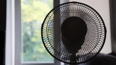 Ev veya ofis için pencereye dayalı evrensel beyaz plastik yuvarlak vantilatör.