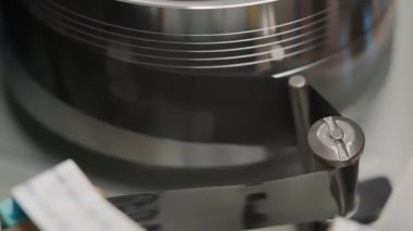 VCR VHS mekaniği, video kaset oynatıcı yakın plan, manyetik bant başlığı takın. Eski model bir video oynatıcı kasetinin içinde.