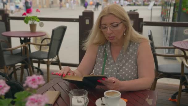 Kobieta Jest Pochłonięta Lekturą Interesującej Książki Podczas Przerwy Kawę Kawiarni — Wideo stockowe
