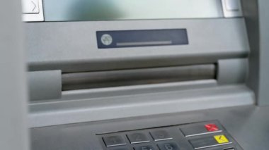 Bir kadının eli ATM 'den para alır. Nakit çekilmesi, para birimi kavramı.