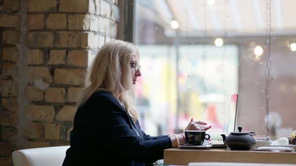 Wanita Bisnis Fokus Duduk Sendirian Meja Kafe Mengerjakan Laptop — Stok Video
