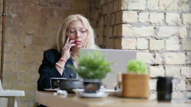 Concentrerende Vrouw Zit Alleen Aan Een Tafel Een Café Werkt — Stockvideo