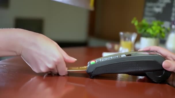 Der Kundenschalter Neben Der Bar Verwendet Eine Kontaktlose Kreditkarte Einkäufe — Stockvideo