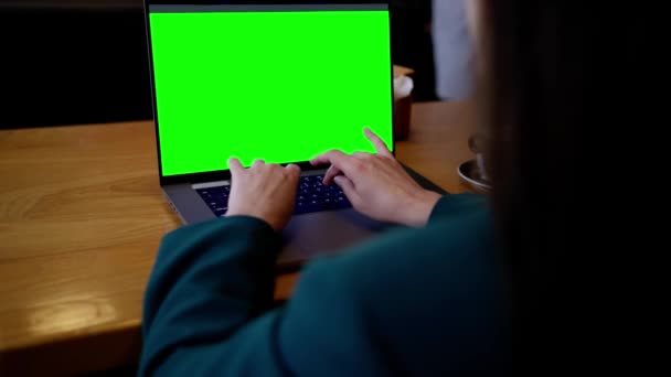 Woman Laptop Table Close Hands Green Screen Screen — Vídeos de Stock