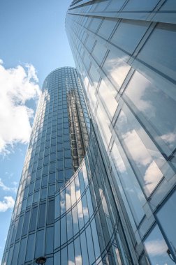 Şehir merkezindeki modern ofis binalarının alt manzarası