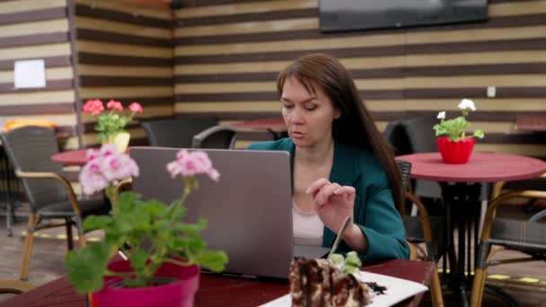 Woman Cafe Work Laptop Woman Uses Laptop Pot Flowers Table — Stock videók