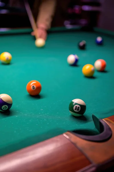 Cebindeki Bilardo Masasının Üzerinde Numaralar Olan Renkli Bilardo Topları — Stok fotoğraf