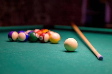 Bilardo oyunu, bilardo sopalı renkli toplar ve yeşil kumaşlı bilardo topu seti.