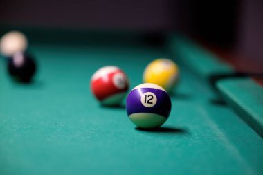 Bir sürü renkli bilardo topu yeşil bir masada. Toplar takımı.