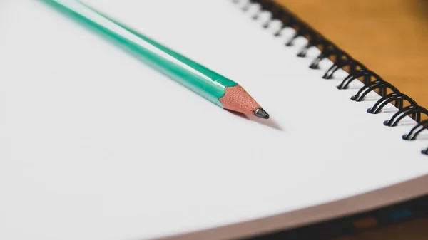 Der Bleistift Liegt Einem Offenen Notizbuch Auf Dem Bürotisch Großaufnahme — Stockfoto