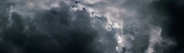 Fırtınadan Önceki Karanlık Gökyüzünün Panoramik Arkaplanı Yağmurdan Önce Kara Fırtına — Stok fotoğraf