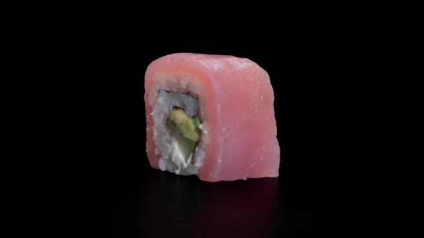 Sushi Rolle Mit Thunfisch Auf Isoliertem Schwarzen Hintergrund Mit Spiegelung — Stockvideo