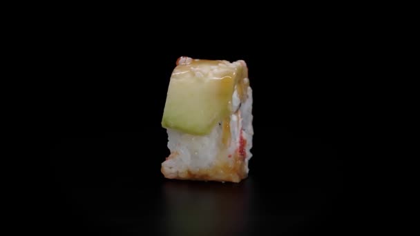 Tradicional Fresco Japonês Sushi Rolos Com Caranguejo Abacate Fundo Preto — Vídeo de Stock