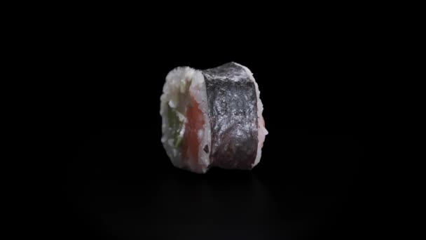 Sushi Isoliert Auf Schwarzem Hintergrund Traditionelle Japanische Rolle Gefüllt Mit — Stockvideo