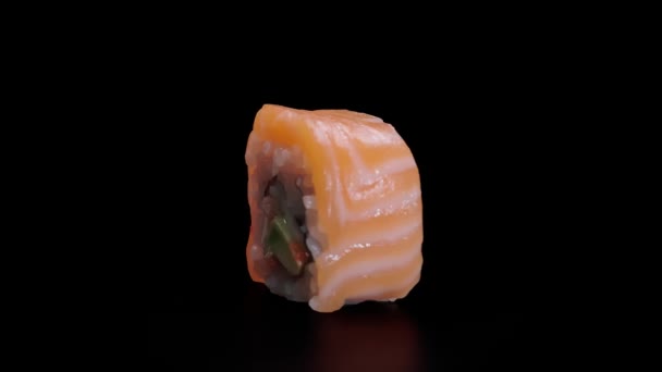 Sushi Roll Філадельфія Ізольованому Чорному Тлі Віддзеркаленням — стокове відео
