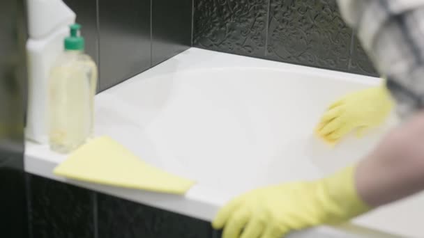 Kobiece Dłonie Żółtych Gumowych Rękawiczkach Wycierają Wannę Koncepcja Czyszczenia — Wideo stockowe