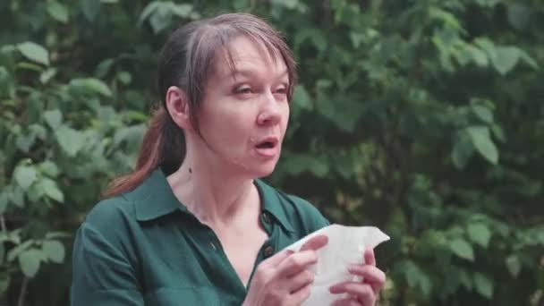Alergi Dingin Flu Konsep Virus Wanita Bersin Dan Meniup Hidungnya — Stok Video