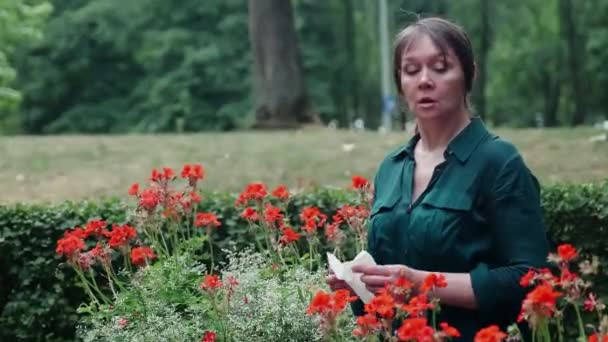 Parkta Çiçeklere Yakın Duran Bir Kadın Hapşırıyor Burnunu Siliyor Alerji — Stok video