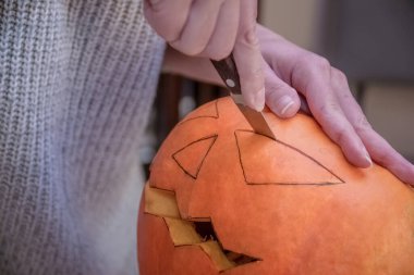 Cadılar Bayramı için balkabağı kafalı bir balkabağı feneri yapıyorum. Cadılar Bayramı için hazırlanılıyor.