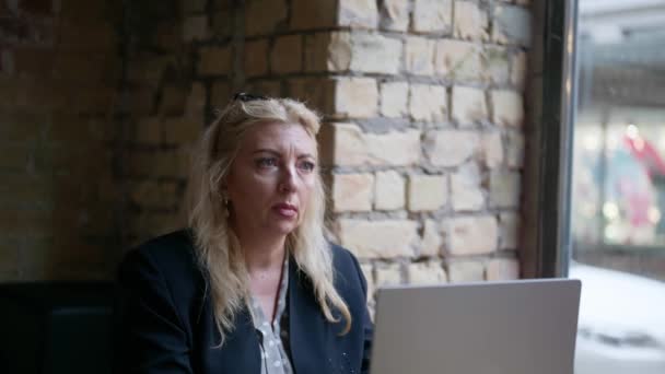 Freelancer Mulher Trabalha Usando Computador Portátil Enquanto Sentado Perto Janela — Vídeo de Stock