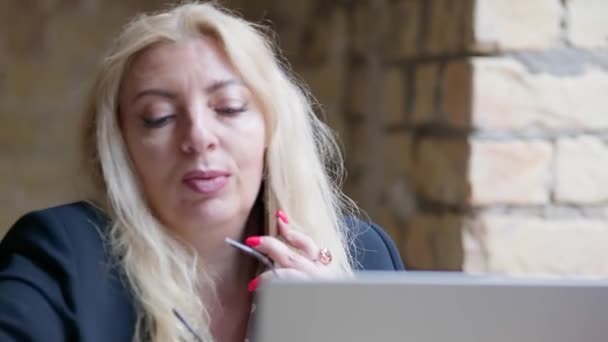 Femme Avec Ordinateur Portable Parlant Téléphone Dans Cafe Typing Sur — Video